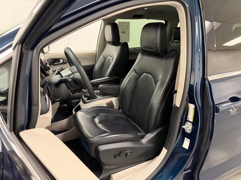 Used 2023 Chrysler Pacifica Touring-L FWD image 19