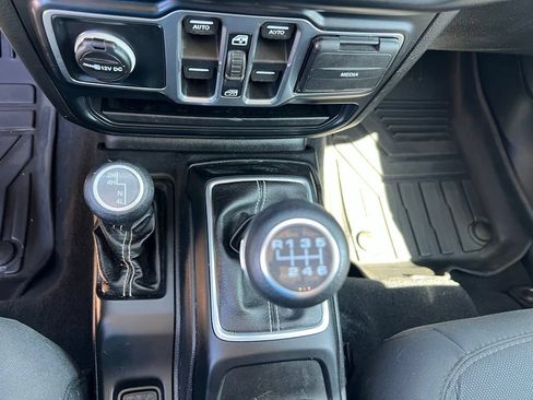 Used 2019 Jeep Wrangler Unlimited Sahara AWD/4WD image 29