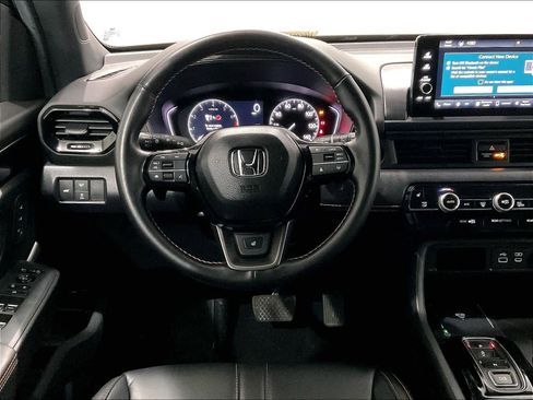 Used 2025 Honda Pilot TrailSport image 18