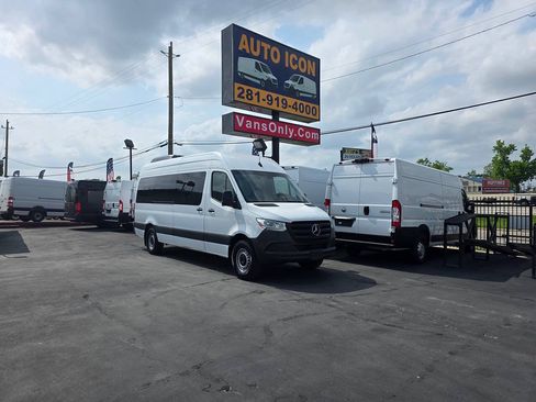 Used 2025 Mercedes-Benz Sprinter 2500 image 34