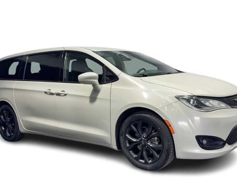 Used 2020 Chrysler Pacifica Touring w/ S Appearance Package FWD image 7