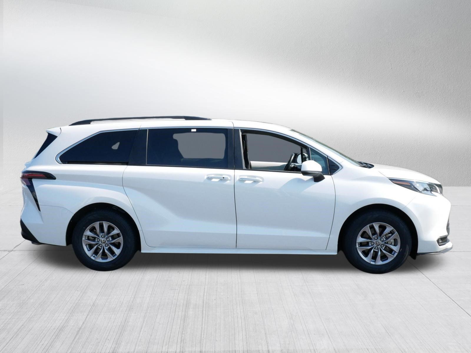 Certified 2025 Toyota Sienna XLE FWD image 8