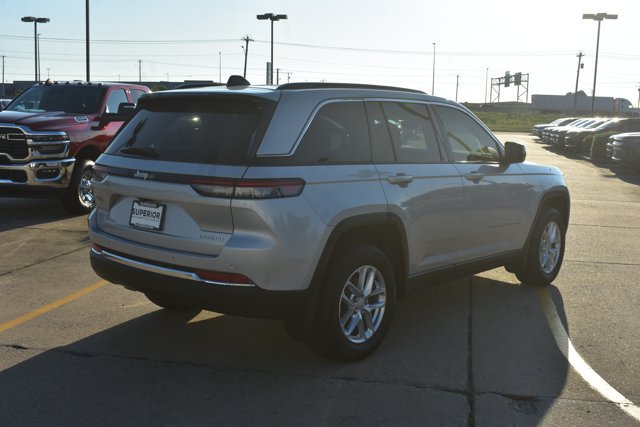 Used 2025 Jeep Grand Cherokee Laredo RWD image 5
