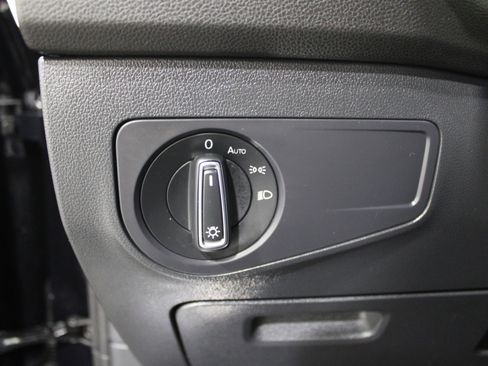 Used 2024 Volkswagen Tiguan SE image 8