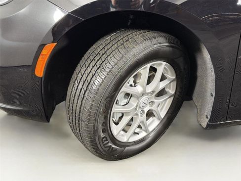 Used 2025 Chrysler Pacifica Select FWD image 34