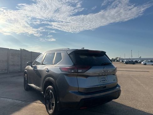 Used 2024 Nissan Rogue SV w/ SV Premium Package FWD image 14