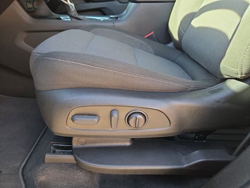 Used 2023 Chevrolet Traverse LT image 17