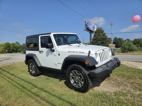 Used 2017 Jeep Wrangler Rubicon w/ Power Convenience Group AWD/4WD image 3