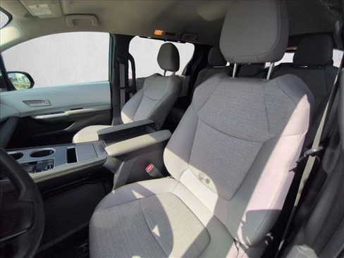 Used 2025 Toyota Sienna LE FWD image 10