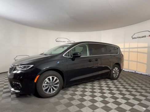 Used 2024 Chrysler Pacifica Limited FWD image 4