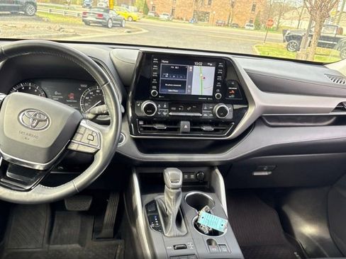 Used 2021 Toyota Highlander XLE image 12