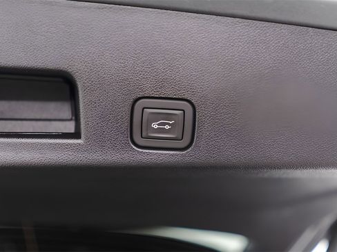 Used 2025 Chevrolet Traverse RS image 43