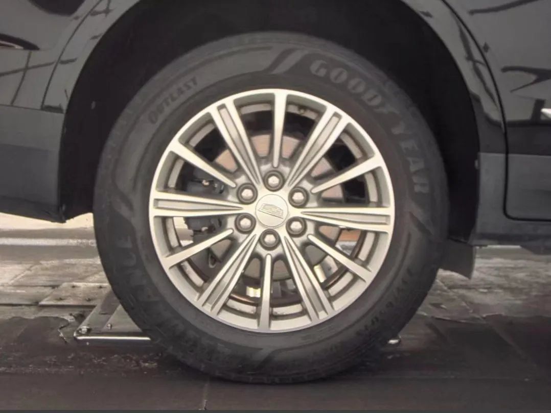 Used 2018 Cadillac XT5 Luxury w/ Driver Awareness Package FWD image 11