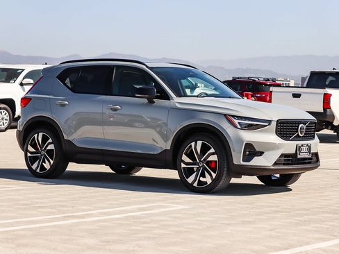 Used 2025 Volvo XC40 B5 Plus w/ Protection Package Premier AWD/4WD image 3