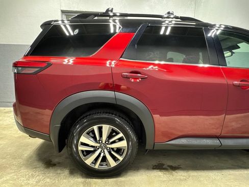 Used 2022 Nissan Pathfinder SL AWD/4WD image 5