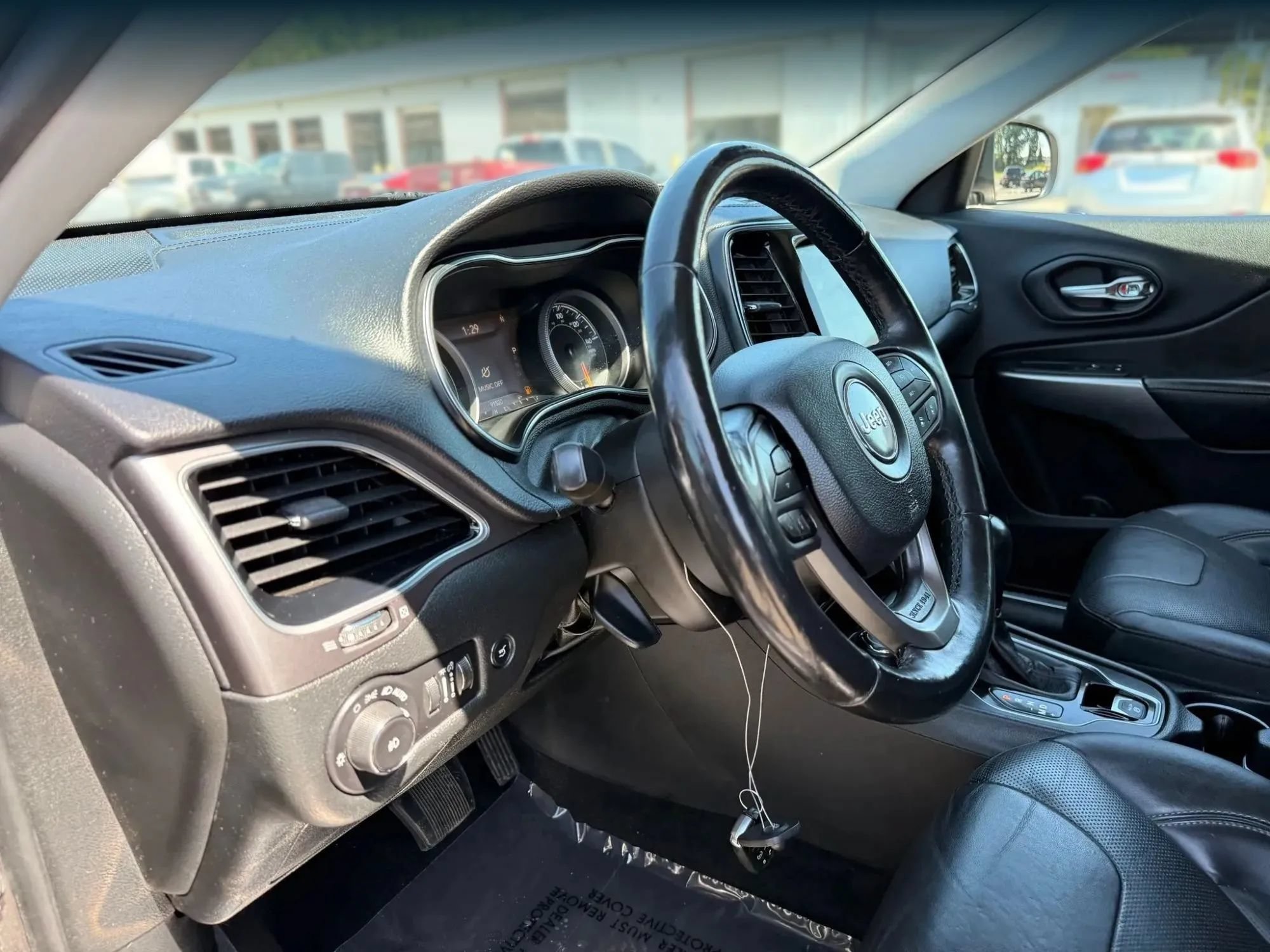 Used 2019 Jeep Cherokee Limited w/ Technology Group AWD/4WD image 17