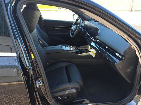 Used 2025 BMW 530i xDrive w/ Premium Package image 9