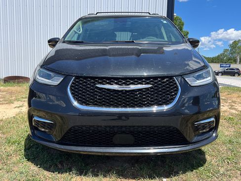 Used 2022 Chrysler Pacifica Touring-L FWD image 8