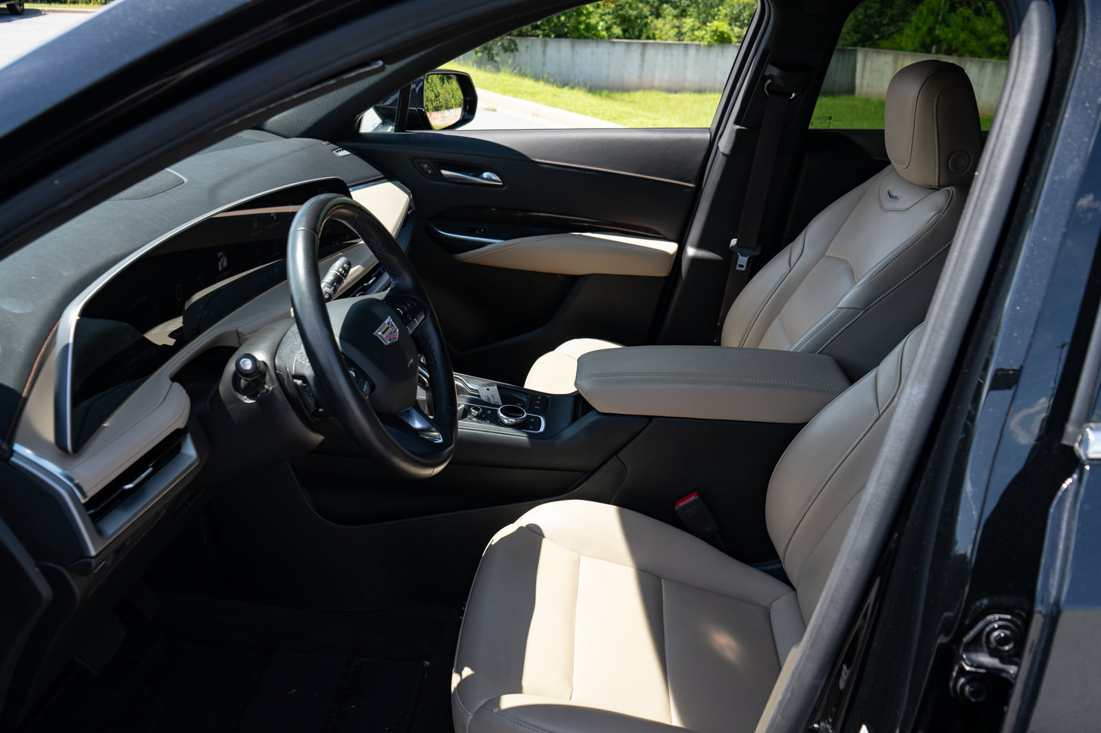 Used 2025 Cadillac XT4 Premium Luxury FWD image 14