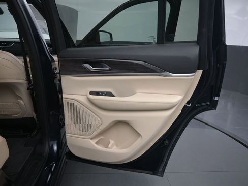 Used 2024 Jeep Grand Cherokee Limited AWD/4WD image 16