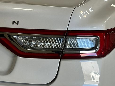 Used 2017 Lincoln Continental Select image 49