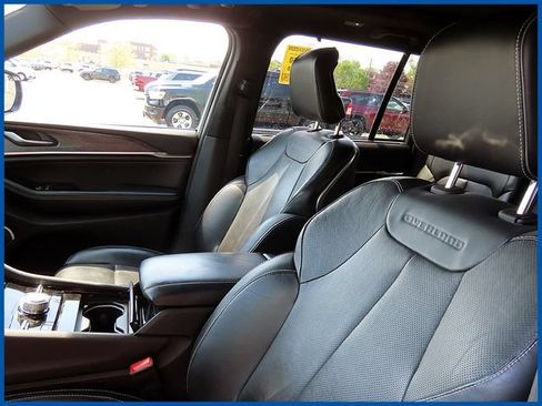 Used 2023 Jeep Grand Cherokee Overland w/ Luxury Tech Group IV AWD/4WD image 15