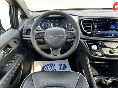 Used 2025 Chrysler Pacifica Limited image 13