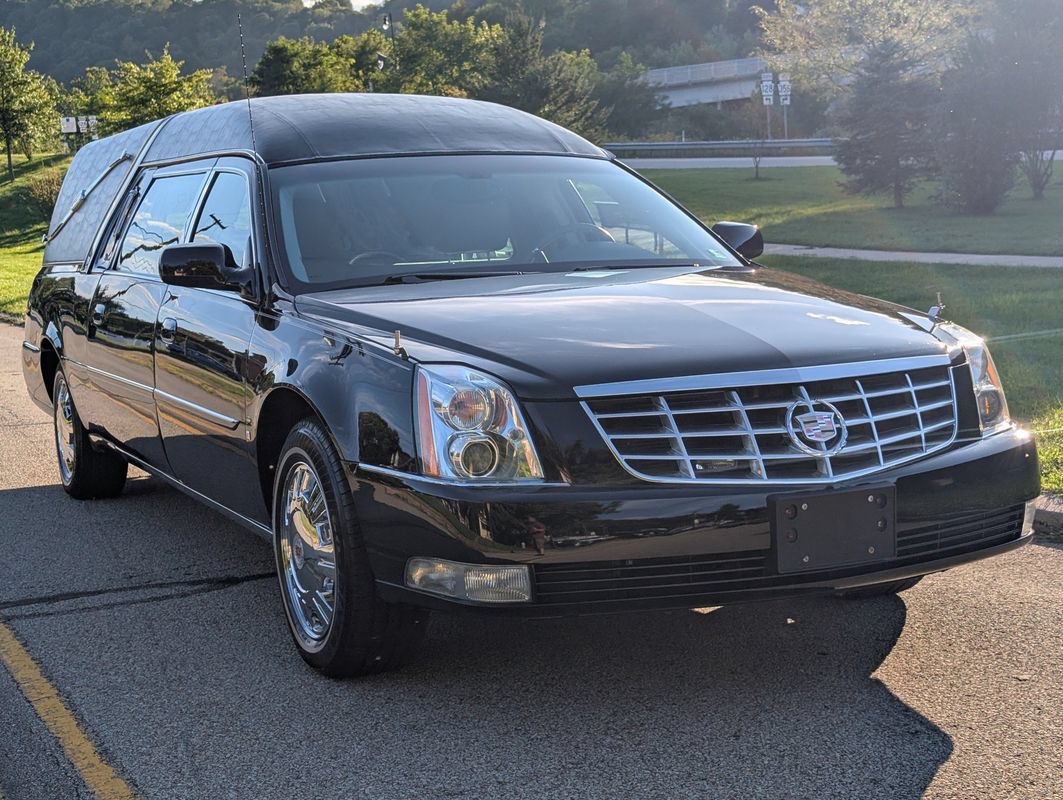 Used 2009 Cadillac DTS Hearse FWD image 2