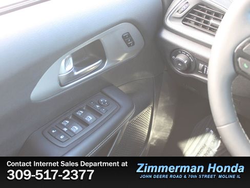 Used 2025 Chrysler Pacifica Limited image 16