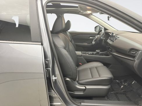 Used 2023 Nissan Rogue SV w/ SV Premium B Package image 16