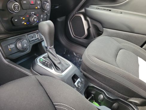 Used 2023 Jeep Renegade Latitude w/ Premium Group AWD/4WD image 29