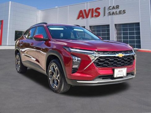 Used 2025 Chevrolet Trax LT w/ LT Convenience Package FWD image 3