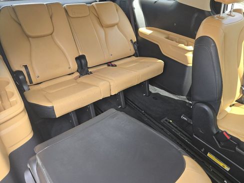 Used 2024 Kia Carnival EX FWD image 18