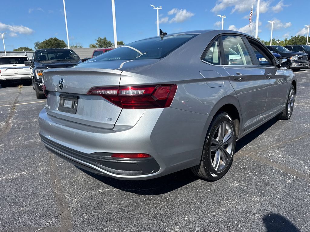 Used 2024 Volkswagen Jetta SE FWD image 7