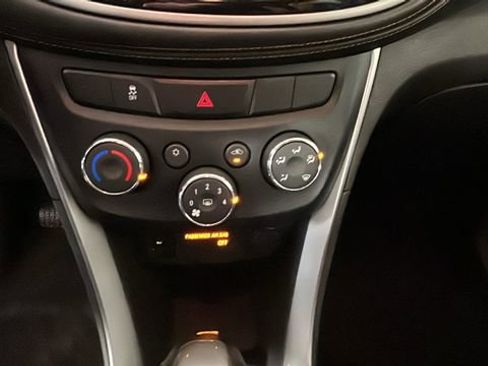Used 2019 Chevrolet Trax LT w/ LT Convenience Package FWD image 23