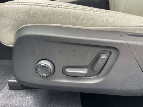 Certified 2023 Volvo XC40 B5 Ultimate w/ Climate Package image 18