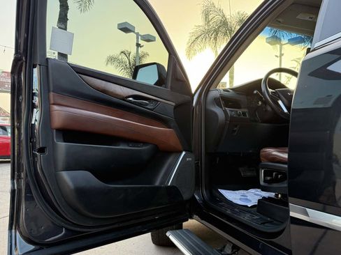 Used 2015 Cadillac Escalade Premium image 28