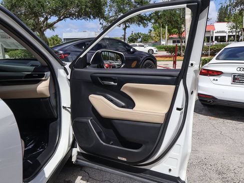 Used 2023 Toyota Highlander XLE FWD image 23