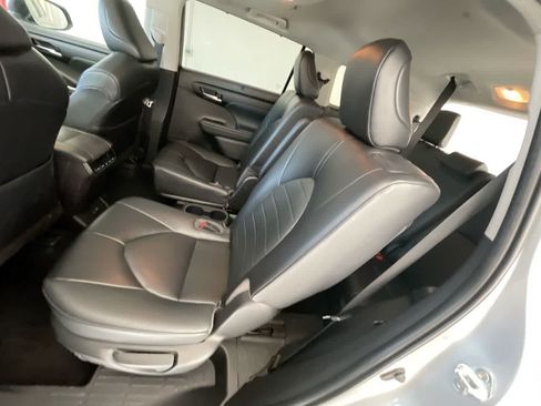Used 2023 Toyota Highlander XLE AWD/4WD image 23