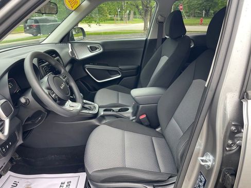 Used 2025 Kia Soul LX w/ LX Technology Package FWD image 12