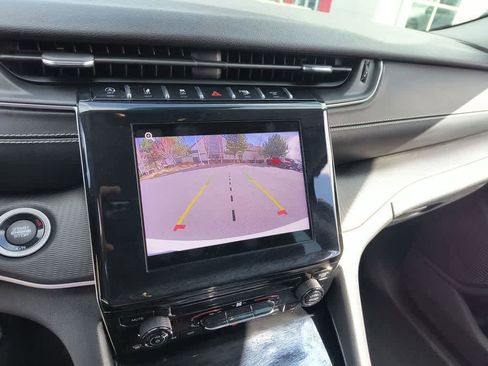 Used 2023 Jeep Grand Cherokee Laredo image 17