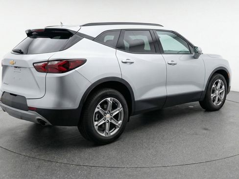 Used 2025 Chevrolet Blazer LT FWD image 9