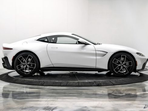Used 2022 Aston Martin V8 Vantage Coupe RWD image 24