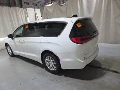 Used 2025 Chrysler Pacifica Select FWD image 3