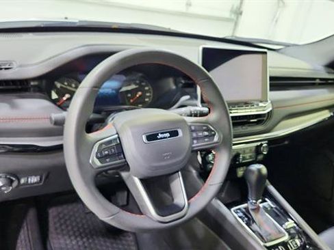 Used 2025 Jeep Compass Trailhawk AWD/4WD image 18