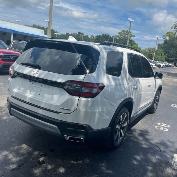 Used 2024 Honda Pilot Touring image 3