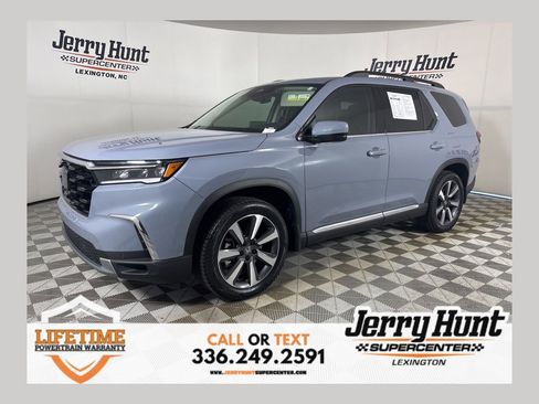 Used 2025 Honda Pilot Touring image 1