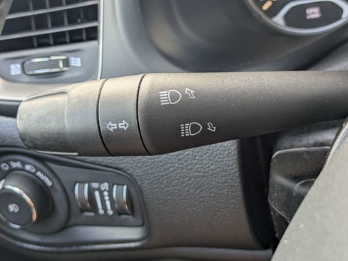 Used 2020 Jeep Renegade Altitude FWD image 28