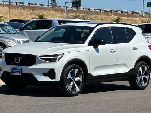 Used 2023 Volvo XC40 B5 Plus w/ Protection Package Premier AWD/4WD image 7