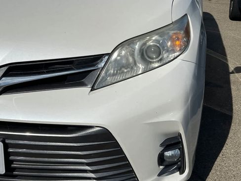 Used 2018 Toyota Sienna XLE w/ XLE Navigation Package FWD image 11